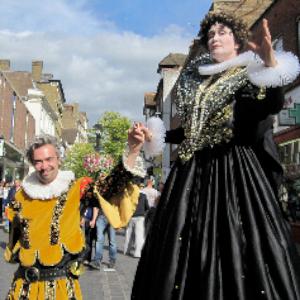 Queen Elizabeth and Sir Walter Raleigh street theatre act.