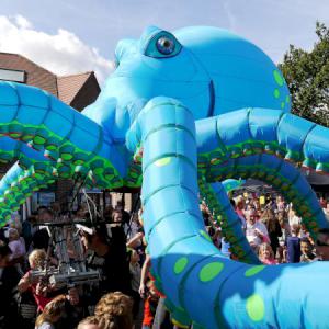 Giant Octopus stret theatre act