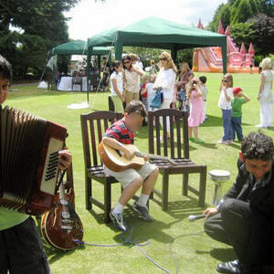Guitar.JPG (38204 bytes)