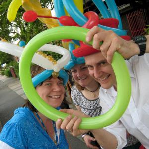 Balloon modeller at work