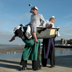 Men in a bath strolling street theatre act